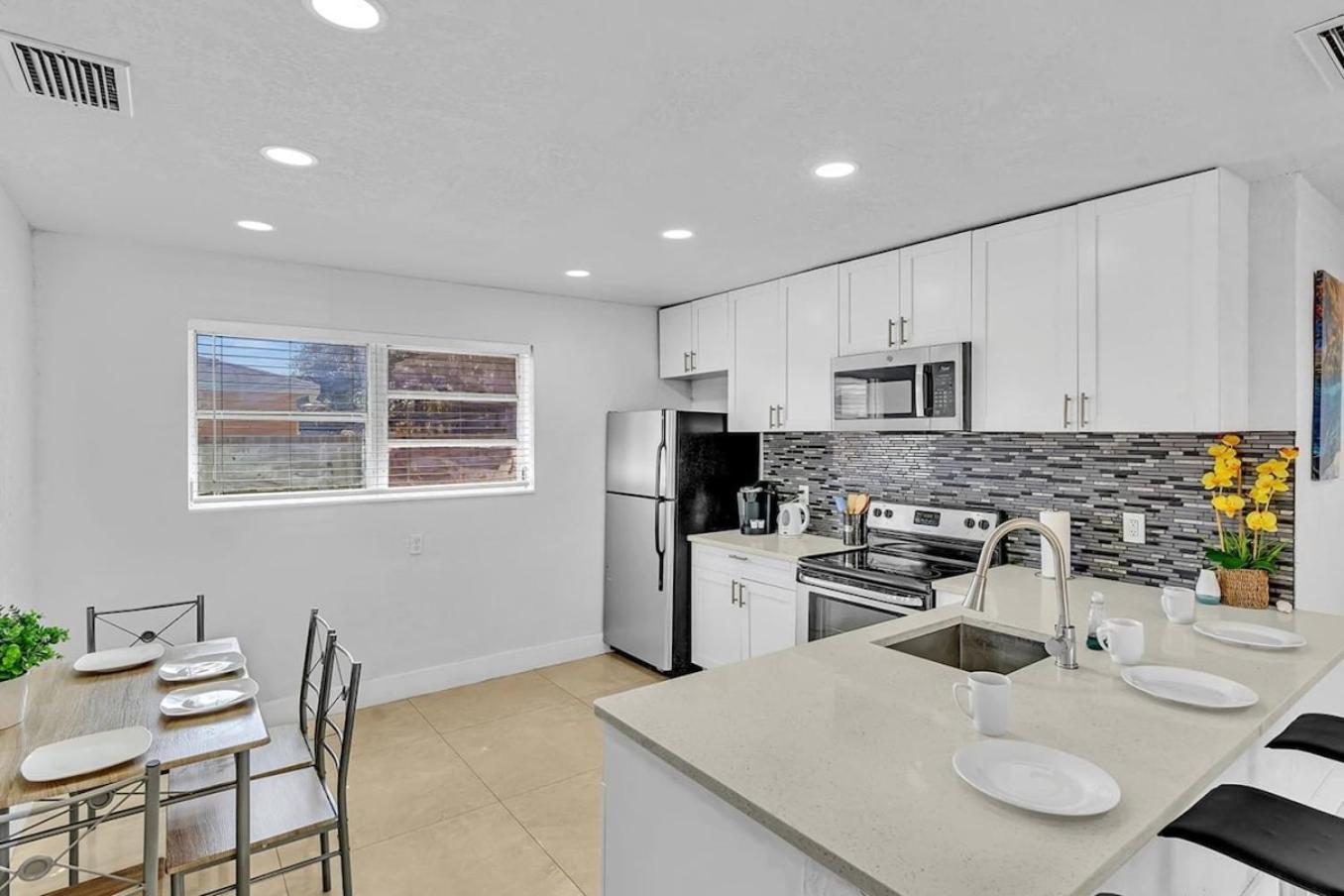 New Stylish 2 Bdrm Mins To Beach & Aventura Mall Hallandale Beach Exterior foto